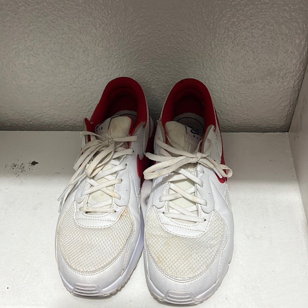 Tennis shoes